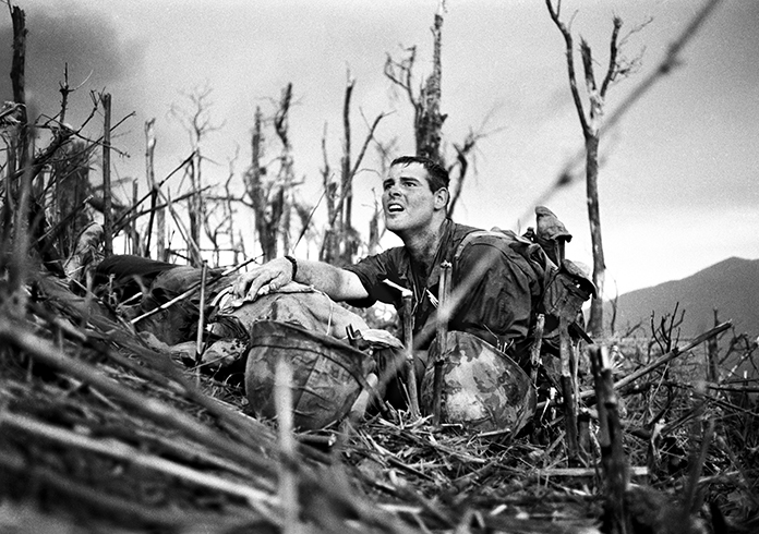 Catherine Leroy - Acı içinde asker