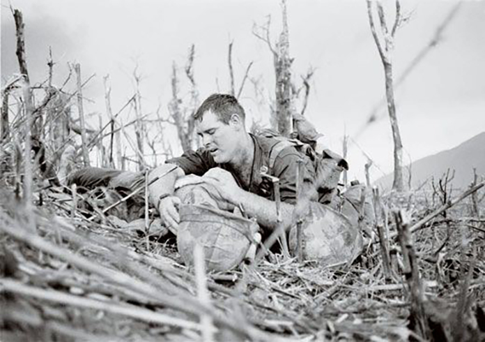 Catherine Leroy - Acı içinde asker